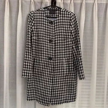 투모로우랜드 컬렉션 하운드투스 노카라 코트