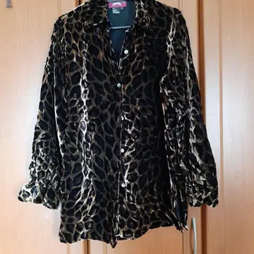 레오파드 무늬 벨벳 긴팔 셔츠