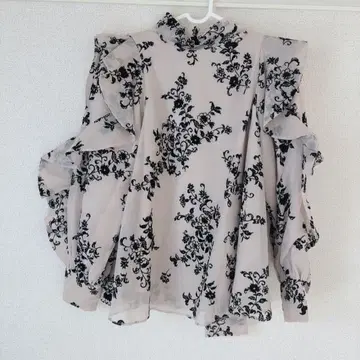 SNIDEL 플로키 오간 시스루 블라우스