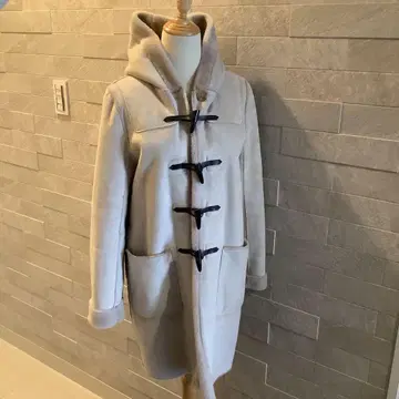 후드 부착 크림색 더플 코트