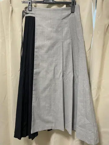 UNTITLED 그레이와 블랙의 플리츠 스커트