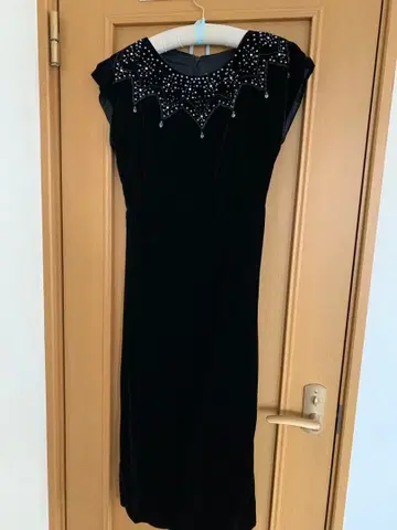 비즈 장식 블랙 벨벳 드레스