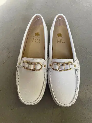 미사용 새상품 emotion MU 화이트 로퍼 골드 체인 24cm