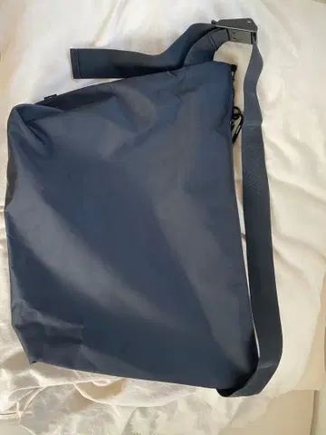 meltum 메신저 백 카라비너 포함 블랙