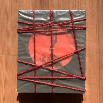 유니크한 빨간색 실 패키지