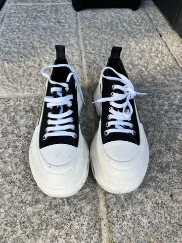 Alexander McQueen 통굽 스니커즈 블랙/화이트