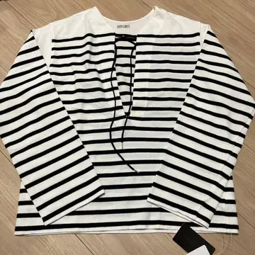 아파르트망 굿그리프 SPLIT NECK BORDER TOP