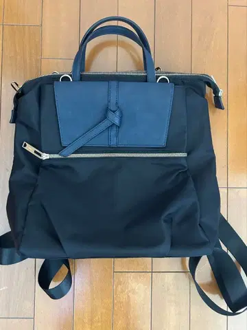 나일론 소재 블랙 백팩