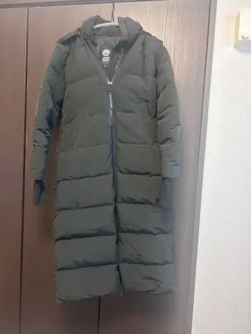 다크 그린 후드 부착 롱 다운 자켓