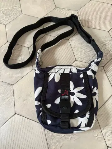 오버 랜드 숄더백 플라워 프린트 네이비