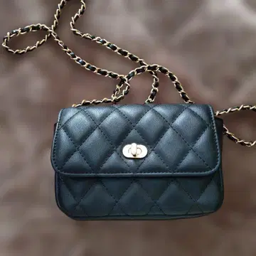 23구 퀼팅 블랙 숄더백 골드 금장 장식