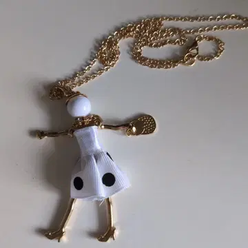 인형형 화이트 드레스 목걸이