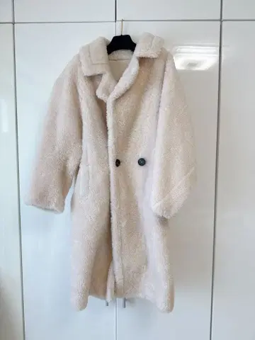 크림색 보아 롱 코트 더블 버튼