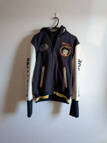 베티 붑 자수 후드 부착 점퍼