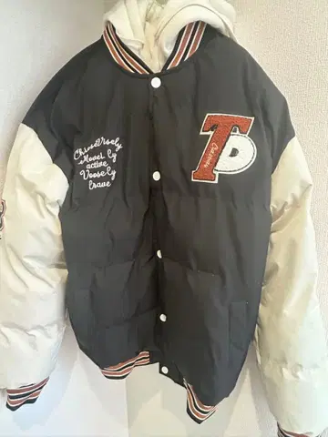 봄버 자켓 블랙과 화이트 자수 28