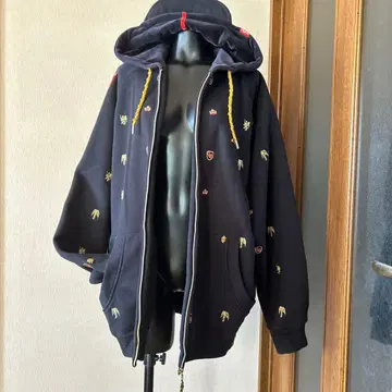 자수 장식 블랙 후드티