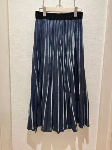 개버딘 K.T 개버딘케이티 인디고 플리츠 스커트