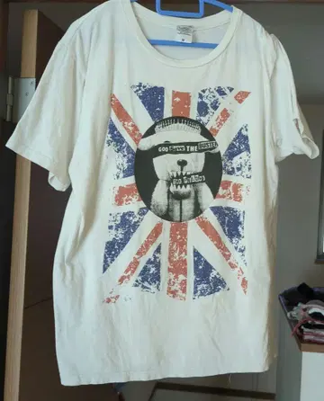 필로우즈 유니언 잭 버스터 군 T셔츠