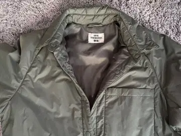 유니클로 안야 힌드마치 퍼프 테크 자켓 M 카키 계열