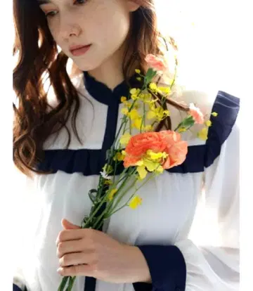 TONAL 토널 바이컬러 프릴 블라우스 네이비 화이트 상의