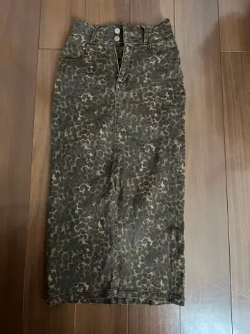 레오파드 무늬 타이트 데님 스커트