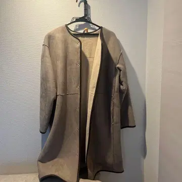 베이지 스웨이드 롱 코트