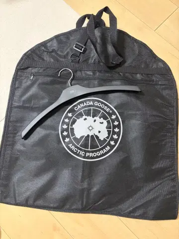 CANADA GOOSE 가먼트 백 블랙