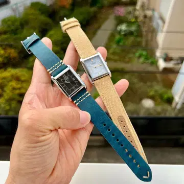 파랑과 베이지색 가죽 스트랩 시계