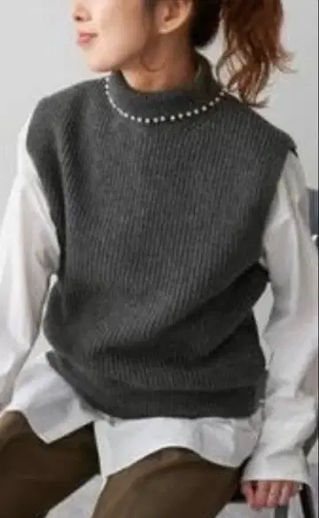 Spick & span 그레이 펄 장식 터틀넥 니트 베스트