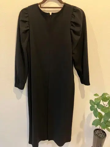 어반리서치 로쏘 파워 숄더 스트레이트 원피스