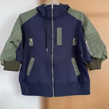 네이비와 카키 벌룬 슬리브 후드티