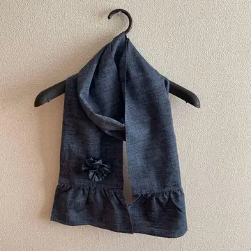 다크 블루 프릴 달린  머플러  꽃 브로치 포함