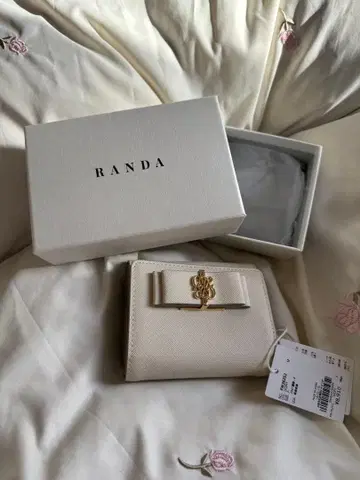 RANDA 모노그램 리본 2단 접이식 지갑