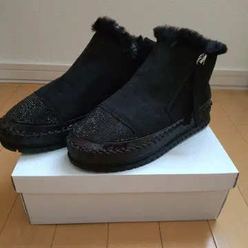 비쥬 부착 퍼 부츠 블랙