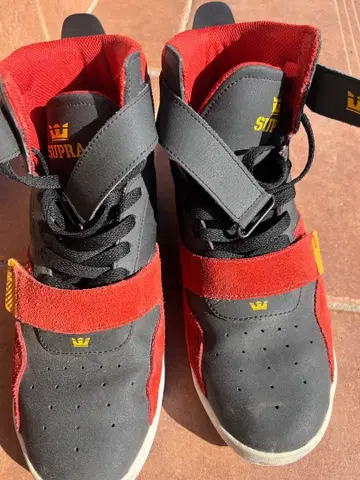 SUPRA 하이컷 스니커즈 블랙/레드