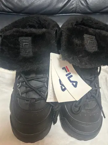 FILA 퍼 달린 블랙 스니커즈