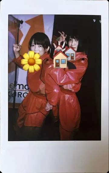 나마에나이 리온타운 폴라로이드 빨간색 의상