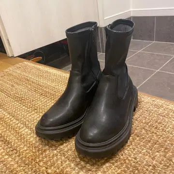 블랙 지퍼 달린 숏부츠