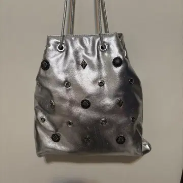 그린 레이블 릴랙싱 스터드 장식 실버 숄더백