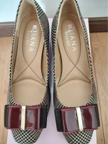 새상품급 다이애나 펌프스 체크 23cm