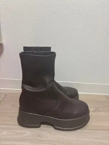 다크 브라운 통굽 숏부츠 kastane