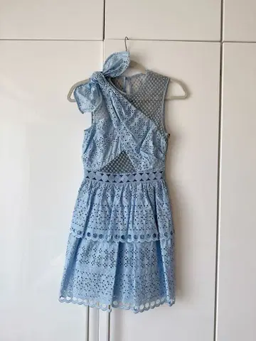 셀프 포트레이트 라이트 블루 슬리브리스 레이스 원피스