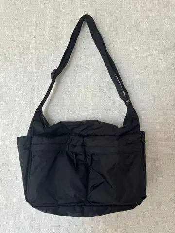 UNIQLO 멀티 포켓 숄더백 블랙