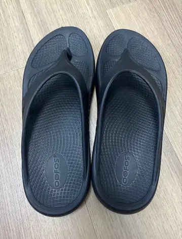 OOFOS 블랙 리커버리 샌들