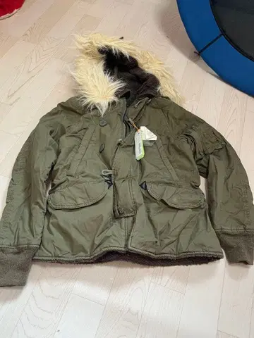 RNA 올리브색 M 사이즈 퍼 달린 모즈 코트