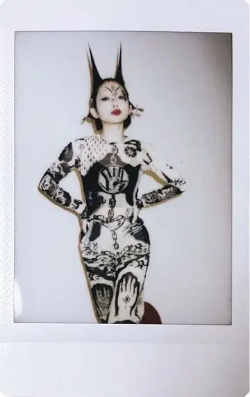 나마에나이 Heaven's Seven MV 의상 폴라로이드