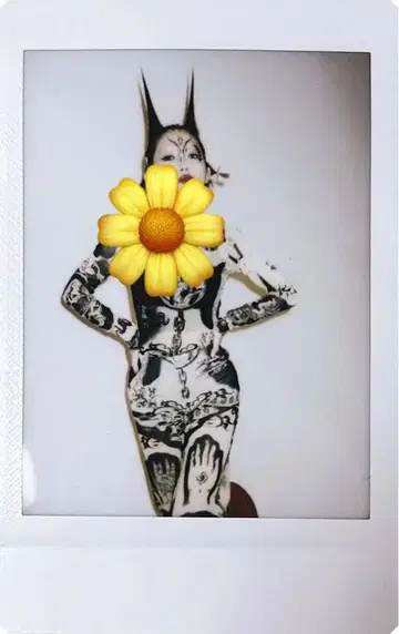 나마에나이 Heaven's Seven MV 의상 폴라로이드