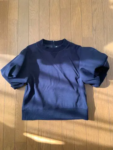 네이비 퍼프 슬리브 맨투맨 Sov. 소브