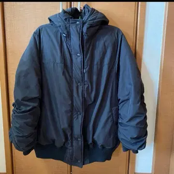 후드 부착 블랙 다운 자켓 코코딜