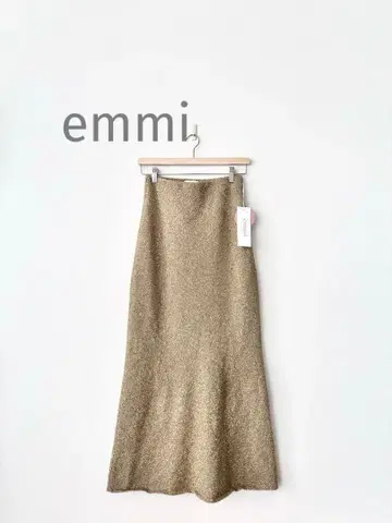 미사용 새상품 emmi 에미 라메 니트 내로우 스커트 골드 롱 스커트